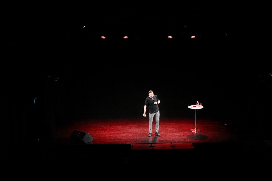 Adam Sobaniec na Stand-up Piotrkowska. Nawet deszcz nie pokrzyżował mu planów