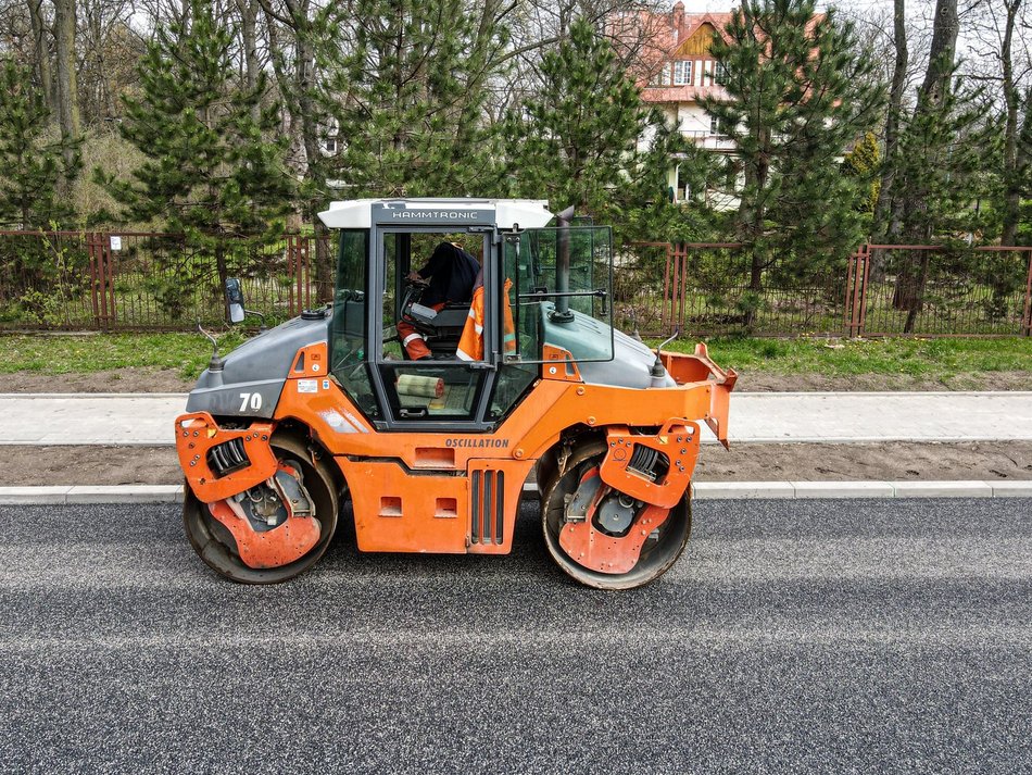 Leją asfalt na Bednarskiej. Koniec prac planowany przed majówką.