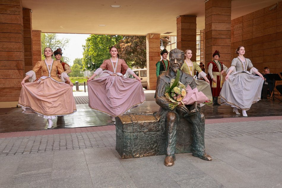 Łódź. Łodzianie uczcili je tańcem przy pomniku pisarza