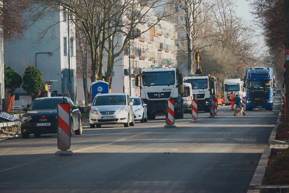 Łódź. Remont Łanowej w Łodzi. Jest już nowa jezdnia, trwają prace brukarskie