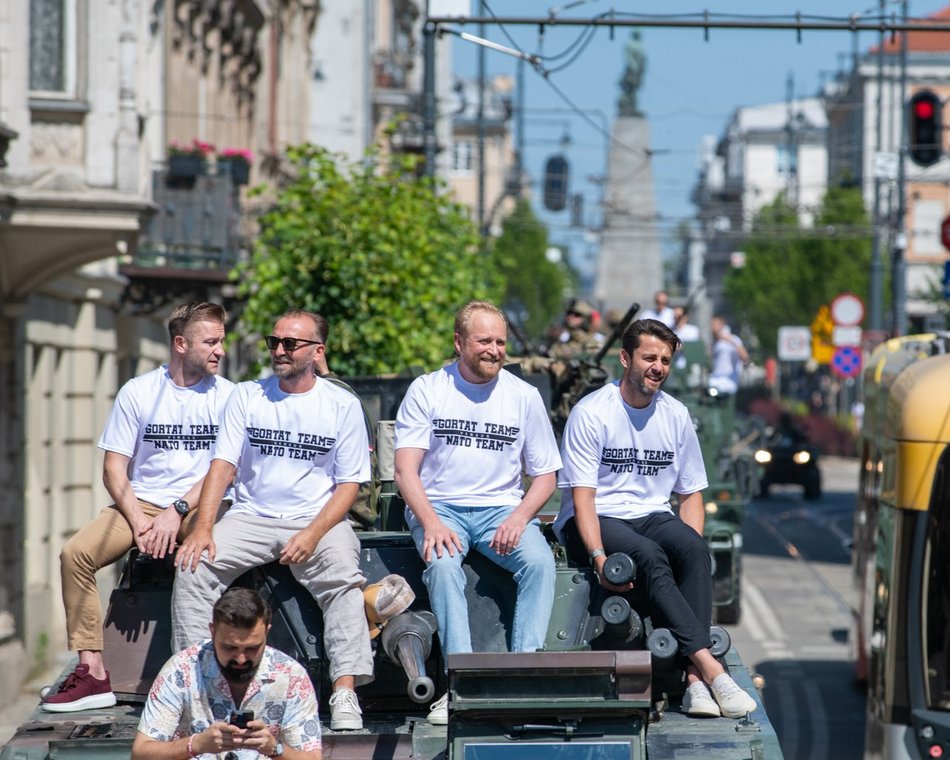 Wielka parada przed meczem Gortat Team vs NATO. Celebryci, żołnierze i sprzęt wojskowy