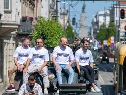 Wielka parada przed meczem Gortat Team vs NATO. Celebryci, żołnierze i sprzęt wojskowy