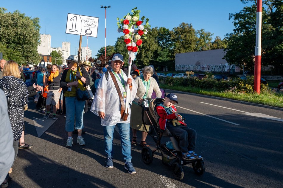 Łódź. Ruszyła 100. Piesza Pielgrzymka Łódzka na Jasną Górę. Maszeruje ponad 200 pątników!