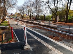 Remont Tymienieckiego w Łodzi. Widać już nowy asfalt, gotowy jest też nowy chodnik