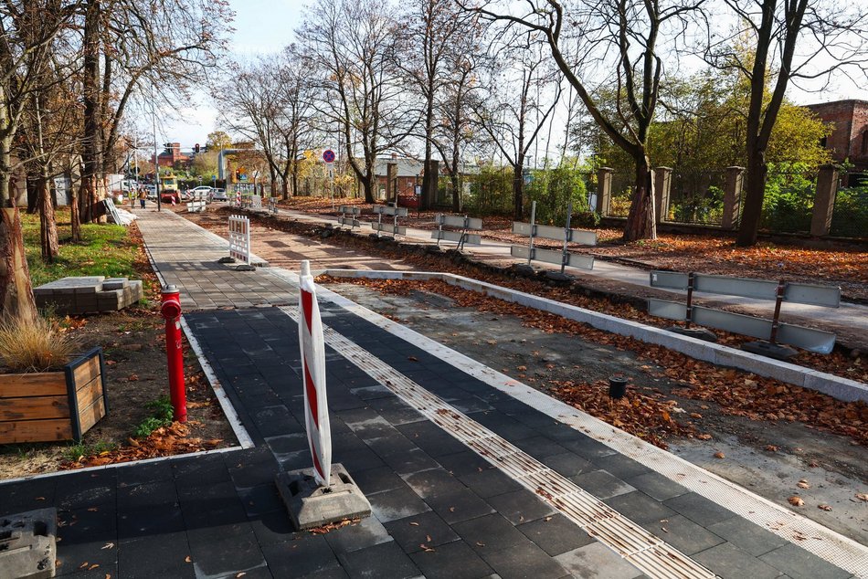 Remont Tymienieckiego w Łodzi. Widać już nowy asfalt, gotowy jest też nowy chodnik