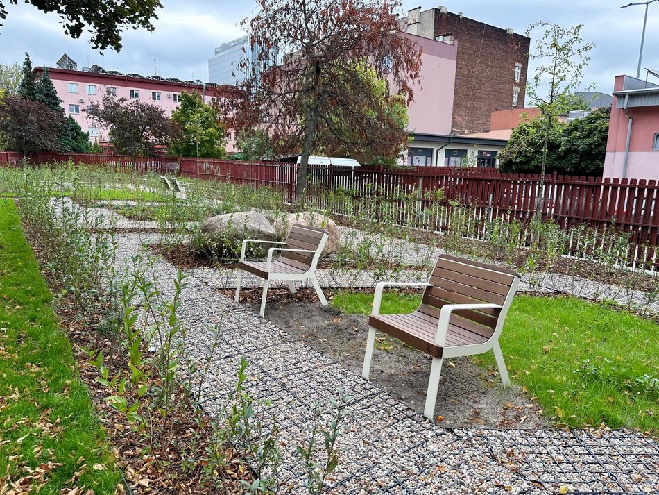 Łódź, skwer Kunki, ławki