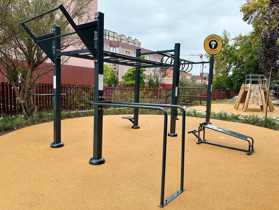 Łódź, skwer Kunki, siłownia plenerowa