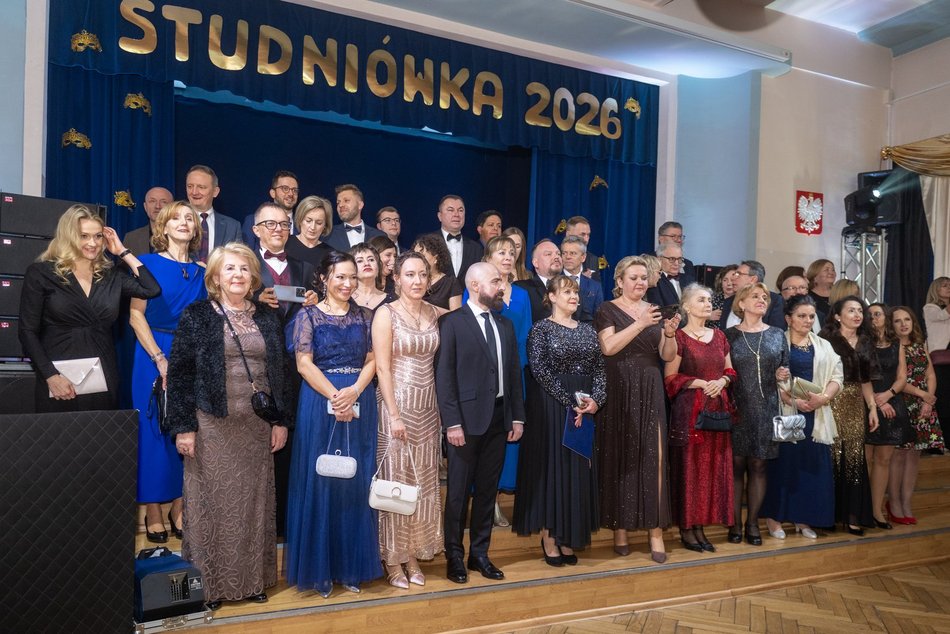 Łódź. Studniówka XXVI LO w Łodzi. Ależ oni zatańczyli... i jak pięknie wyglądali!