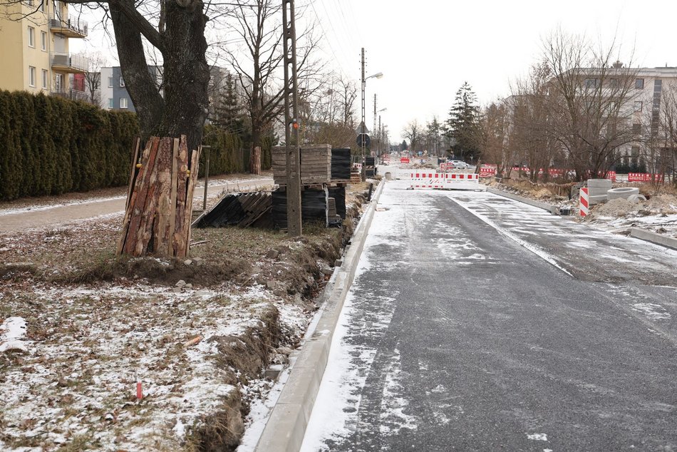 Łódź. Nowy asfalt na Zakładowej w Łodzi. Remont ważnej ulicy na Olechowie bliżej finiszu