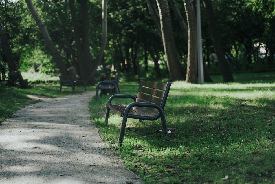 Łódź. Zielony zakątek na Radogoszczu w Łodzi. Odnowione chodniki, nowe alejki, ławki, kosze i latarnie