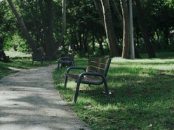 Łódź. Zielony zakątek na Radogoszczu w Łodzi. Odnowione chodniki, nowe alejki, ławki, kosze i latarnie