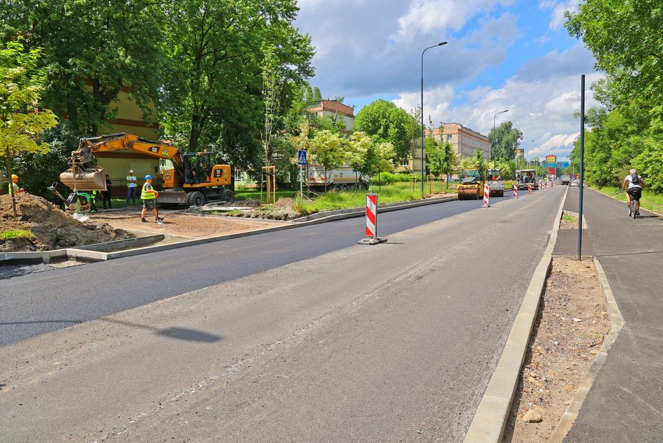 Remont Lutomierskiej. Drogowcy wzięli się już za układanie asfaltu