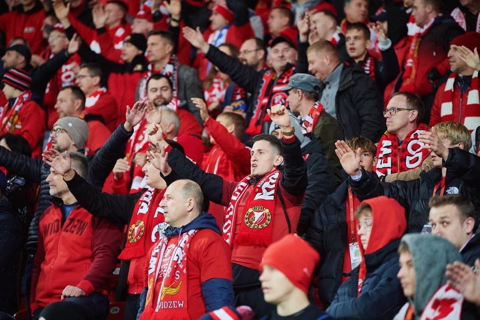 zdjęcia kibiców na trybunach