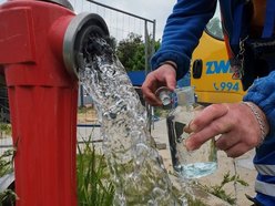 Nocne czyszczenie wodociągów na Janowie i Olechowie w Łodzi