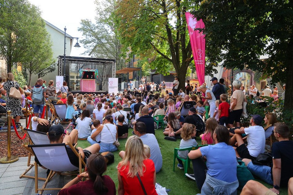 Łódź. Baśniowa Piotrkowska w Łodzi. Teatr Barnaby zachwycił najmłodszych widzów