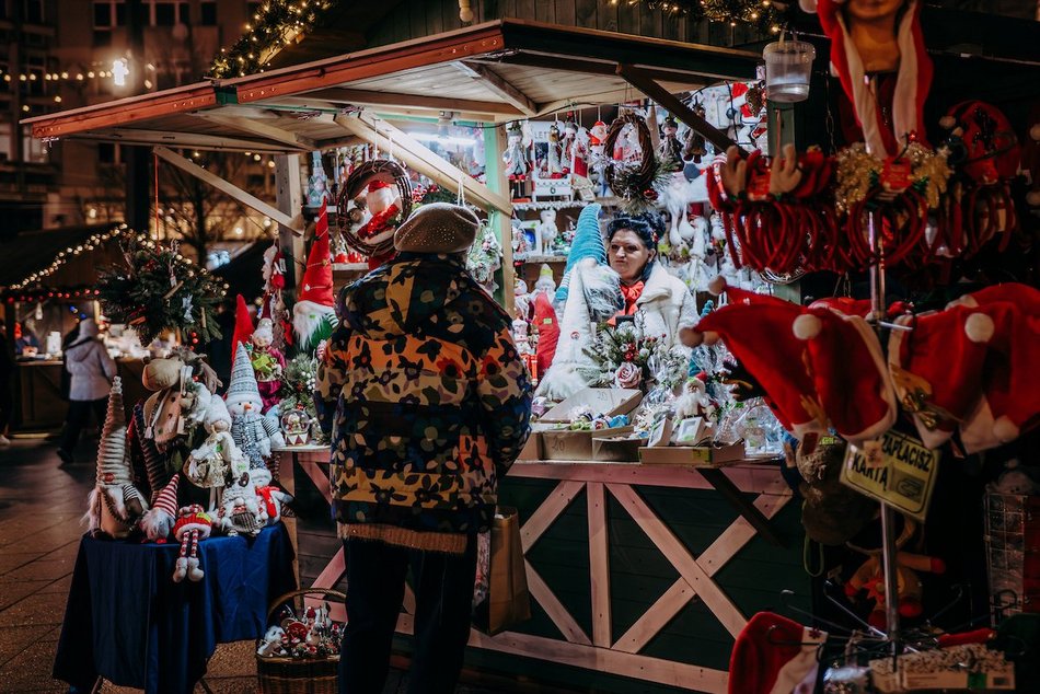 Łódź. Jarmark Bożonarodzeniowy w Łodzi nocą
