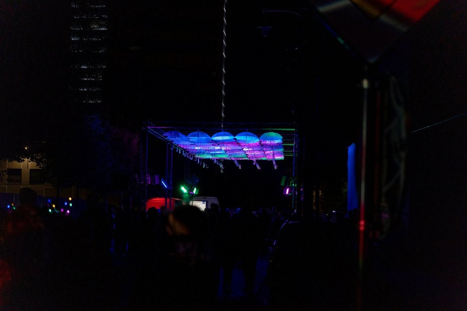 festiwal światła kolorowe parasolki