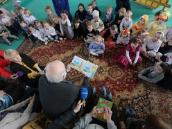 Mieszkańcy Domu Seniora czytają bajki i wiersze dzieciom w przedszkolu
