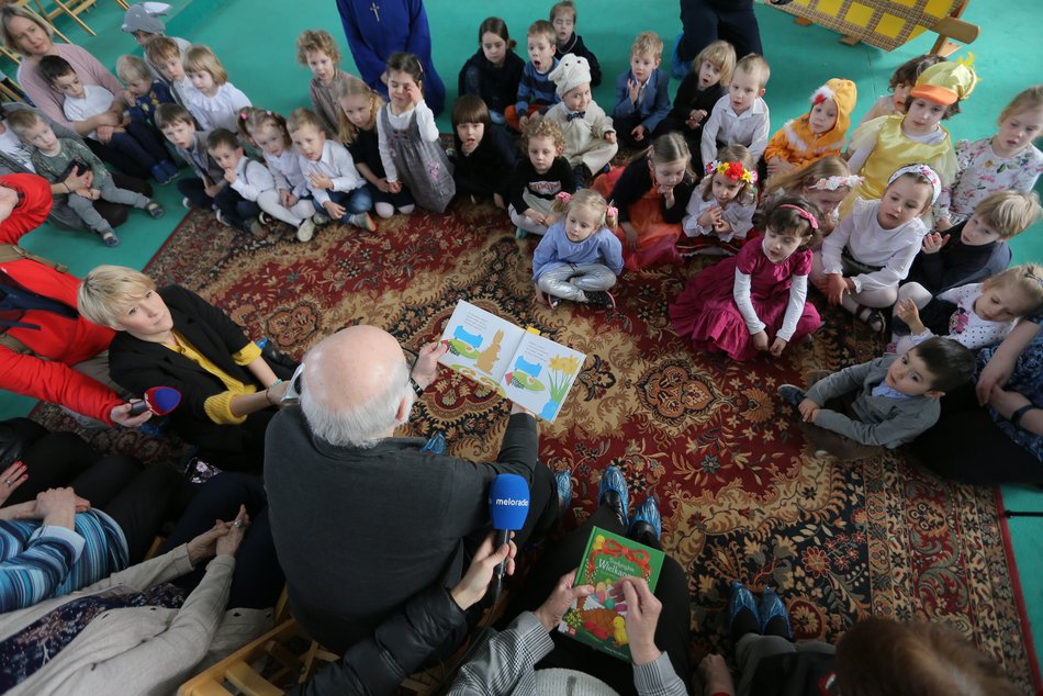 Mieszkańcy Domu Seniora czytają bajki i wiersze dzieciom w przedszkolu