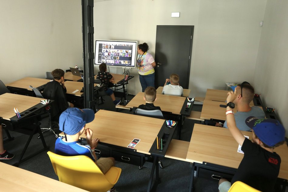 ludzie grają w grę planszową