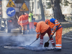 Łódź. Setki remontów dróg w Łodzi to mniej dziur i odszkodowań. Sprawdź, jak zgłosić ubytek w jezdni