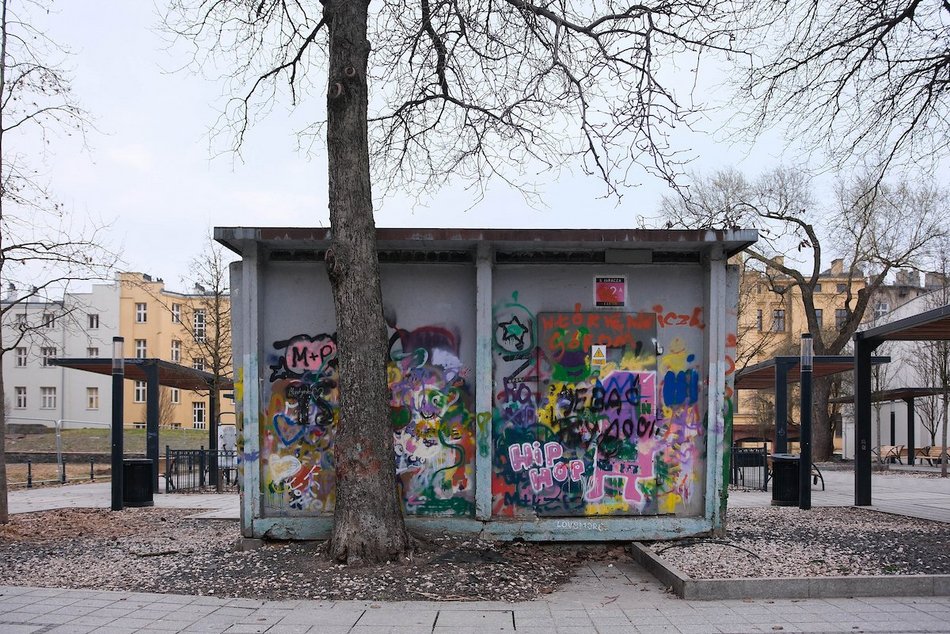 Łódź. Artystyczne osłony dla transformatorów w Łodzi. Nocą przypominają ażurowe lampiony!