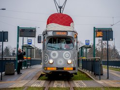 Łódź. Mikołajkowy tramwaj MPK Łódź już pędzi po mieście! Zobacz, jak się prezentuje