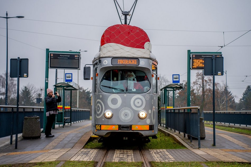Łódź. Mikołajkowy tramwaj MPK Łódź już pędzi po mieście! Zobacz, jak się prezentuje