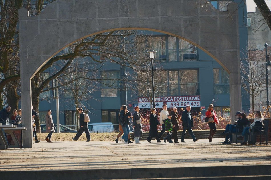 Park Staromiejski i Manufaktura skąpane w wiosennym słońcu