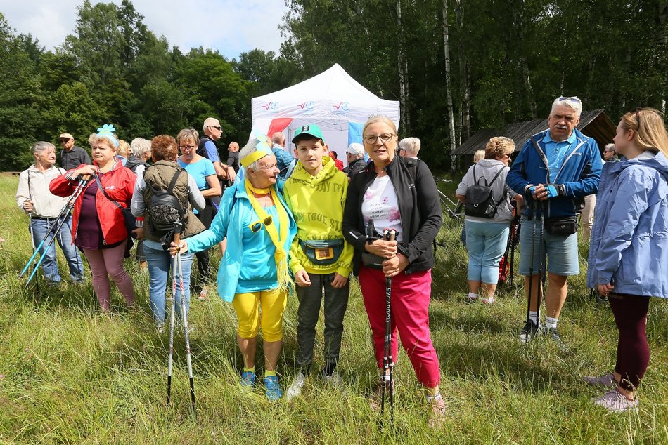 marsz seniorów z kijkami nordic walking