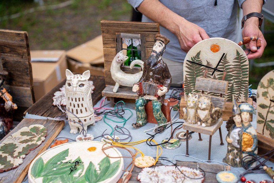 Łódź. Lipcowy targ staroci na Księżym Młynie. Miłośnicy rzeczy z duszą nie zawiedli