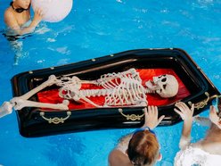 Łódź. Halloween w Aquaparku Fala. Upiorna muzyka, niespodzianki i pływający kościotrup!