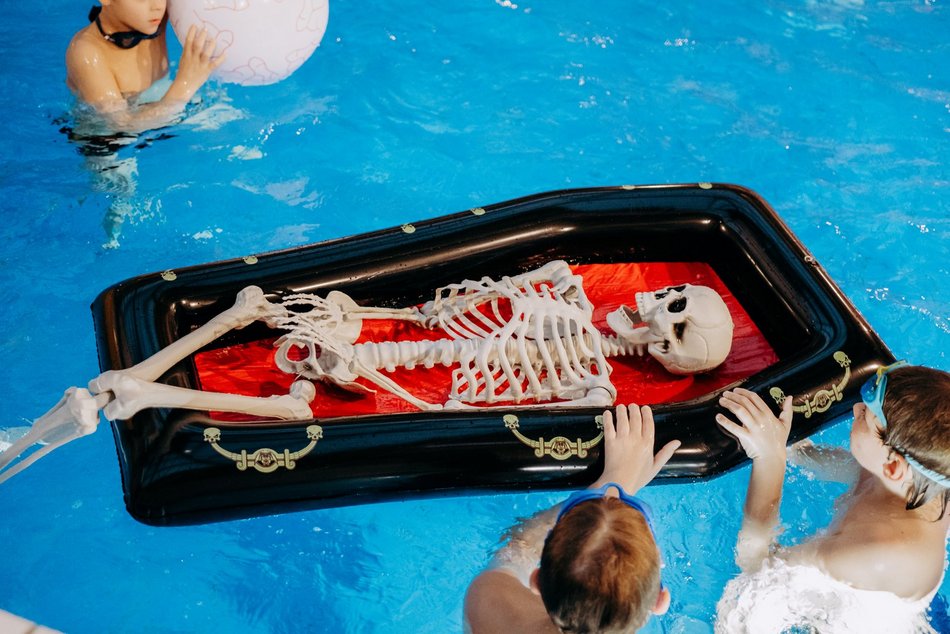 Łódź. Halloween w Aquaparku Fala. Upiorna muzyka, niespodzianki i pływający kościotrup!