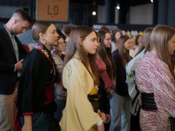 Łódź. Licealiści z Łodzi zatańczyli Belgijkę! Wielkie świętowanie Międzynarodowego Dnia Licealisty