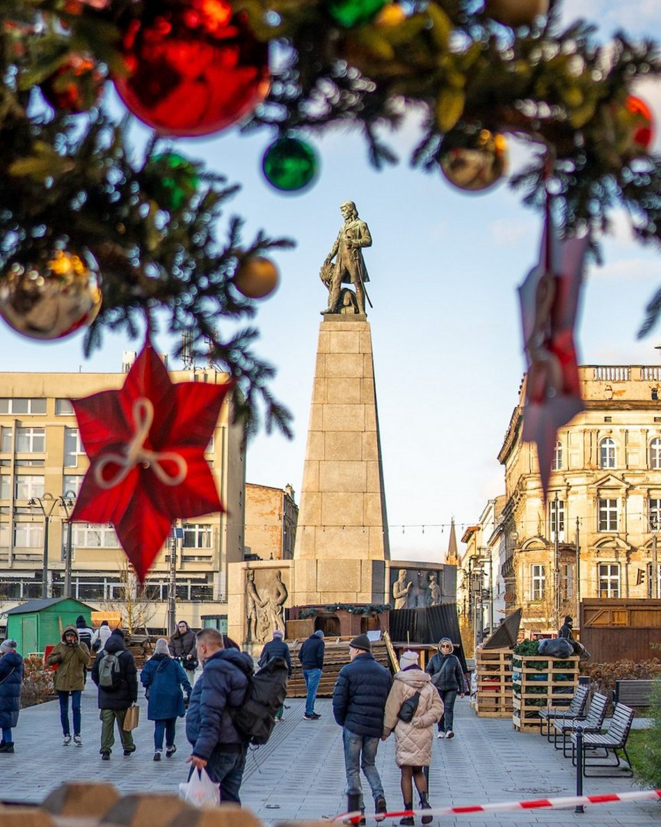 Łódź. Choinka na Piotrkowskiej prawie gotowa
