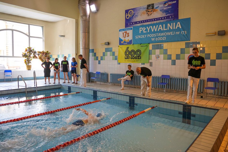 Zawody pływackie zorganizowane przez Międzyszkolny Klub Sportowy „Trójka”
