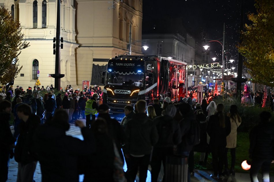 Łódź. Halloweenowa parada przeszła Piotrkowską w Łodzi. Tłumy duchów, czarownic i zombie!