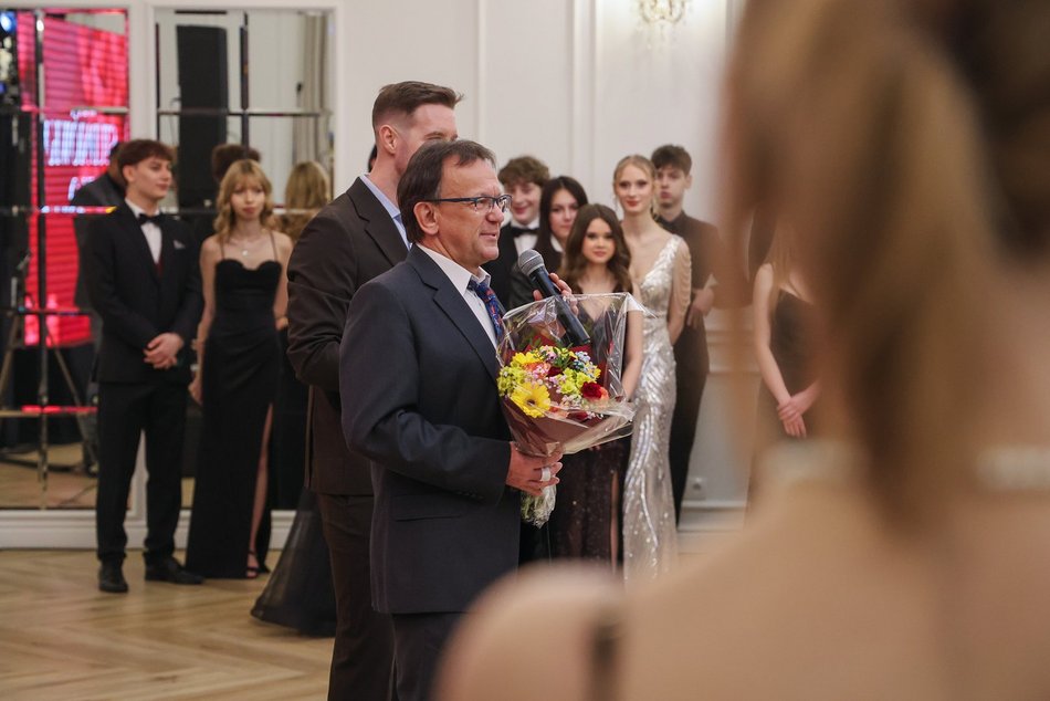 Łódź. Studniówka II LO w Łodzi. Wspaniali maturzyści świętowali w Pałacu Skotniki