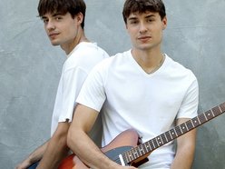 Łódź. Duet z Łodzi w Must Be The Music. Trzymaj kciuki za braci z Afterglow!