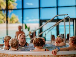 Łódź. Aquapark Fala w Łodzi dla seniorów. Aerobik i streching w jednym!