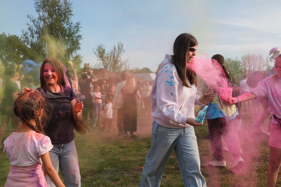Łódź. Festiwal kolorów na Stawach Jana w Łodzi. Tłumy wzięły udział w bitwie na kolorowy proszek!