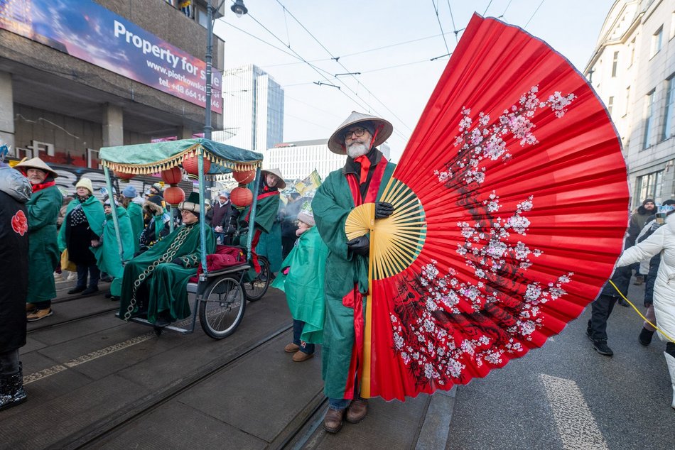 Łódź. Orszak Trzech Króli przeszedł ulicami Łodzi. Radosny pochód przyciągnął tłumy