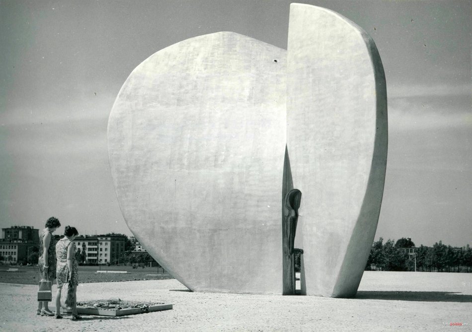 Łódź. Pomnik Martyrologii Dzieci w parku Szarych Szeregów w Łodzi