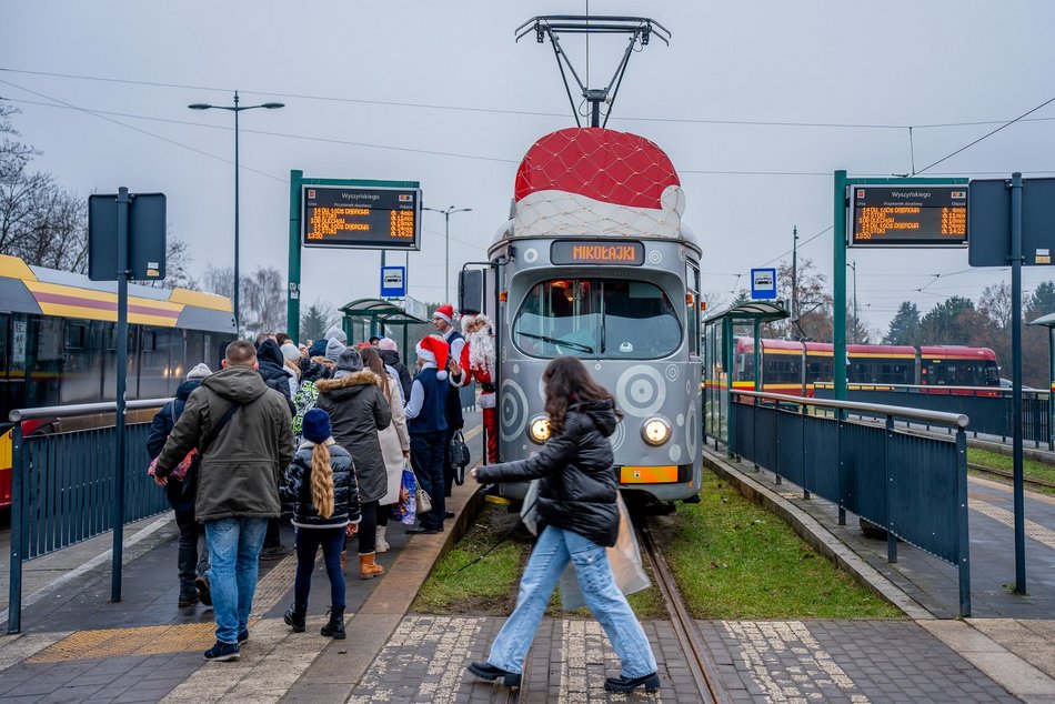 Łódź. Mikołajkowy tramwaj MPK Łódź już pędzi po mieście! Zobacz, jak się prezentuje