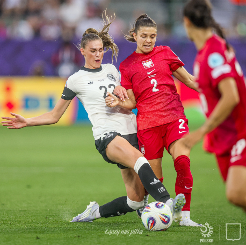 Łódź. Mistrzostwa Europy kobiet. Byłe zawodniczki SMS Łódź na boisku 