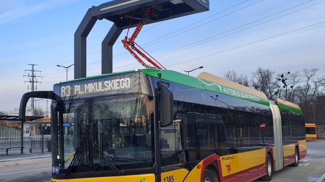 MPK Łódź. Перші електричні довгі автобуси вийшли на вулиці! [ФОТО]