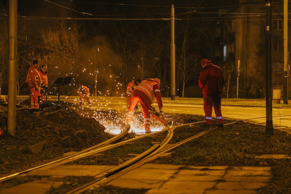 Nocne remonty torowiska MPK Łódź przy Rondzie Lotników Lwowskich