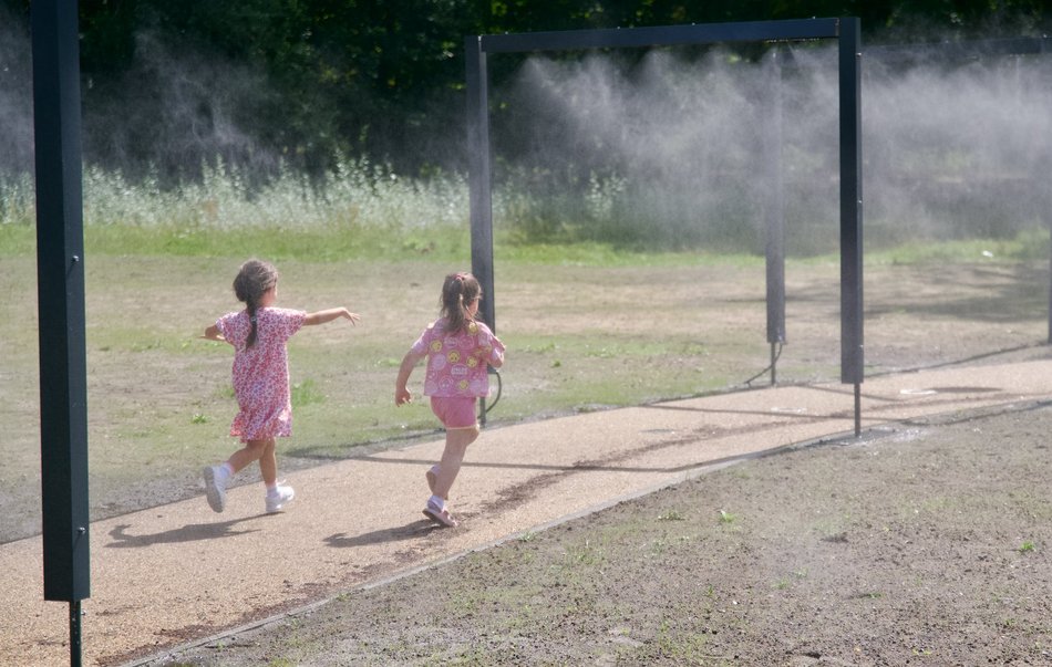 Wodne kurtyny i nowe huśtawki na największym placu zabaw w Łodzi