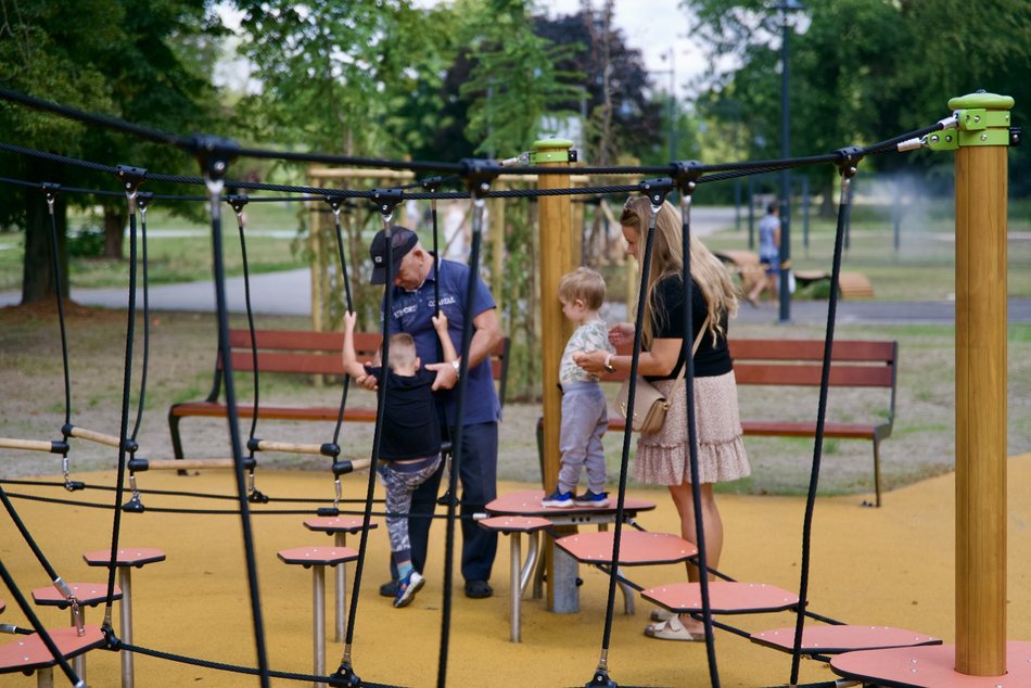 Wodne kurtyny i nowe huśtawki na największym placu zabaw w Łodzi