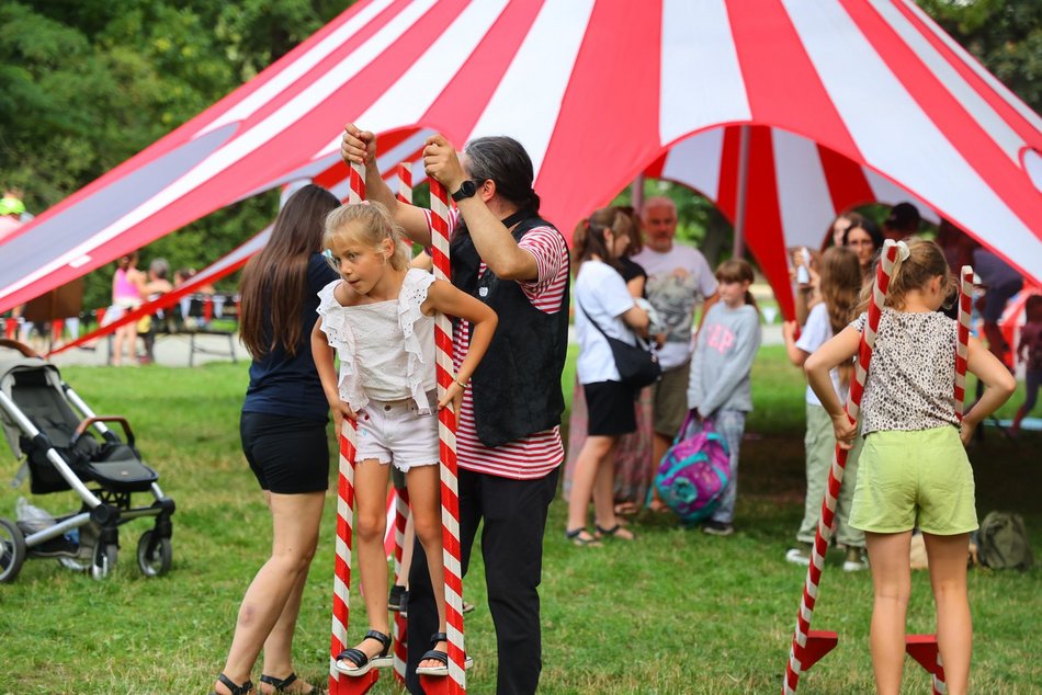 Cyrkowe warsztaty w parku Staromiejskim na 602. Urodzin Łodzi. Szczudła, sztuczki i hula hop!